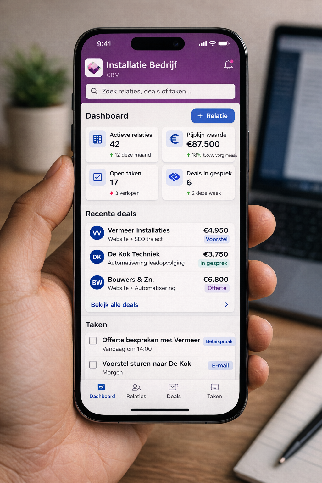 CRM dashboard op smartphone voor installatiebedrijven